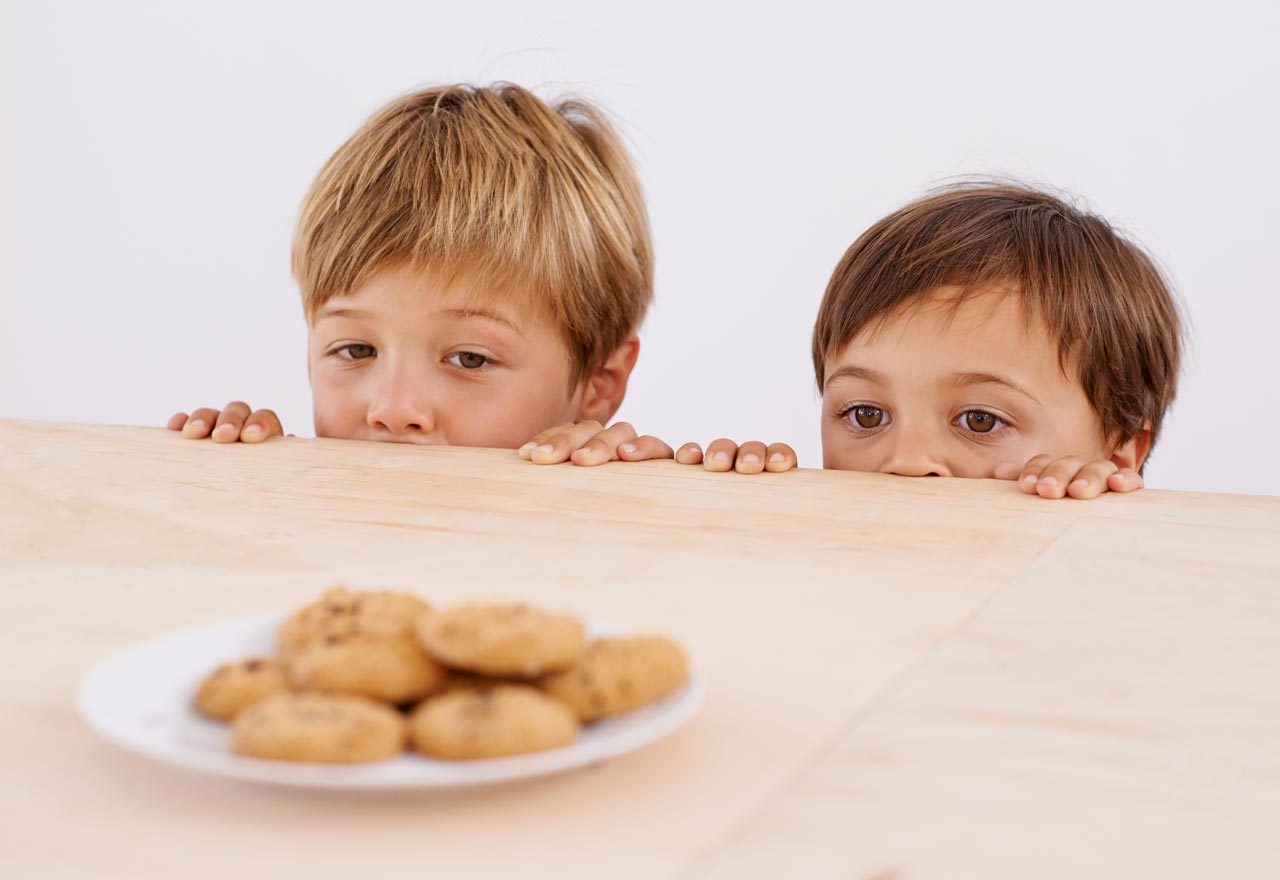 Kinder und Kekse